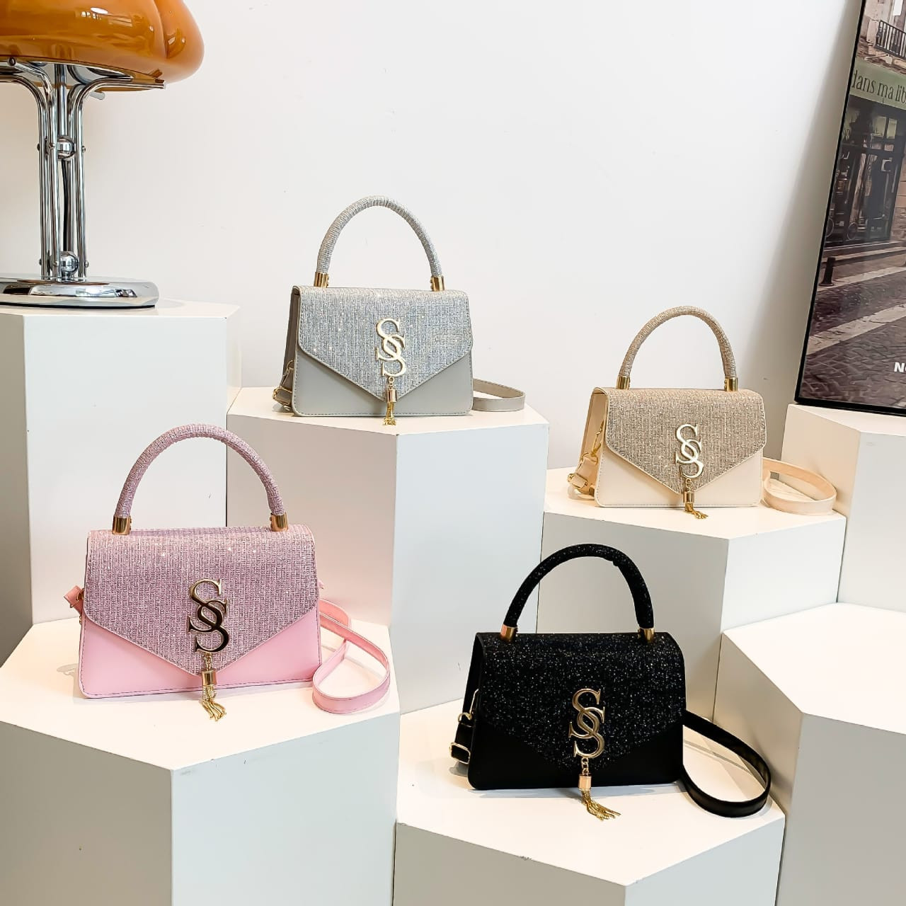 Nouveau mini sac a main de luxe tendance design, avec un logo dore distinctif et une bandoulière réglable