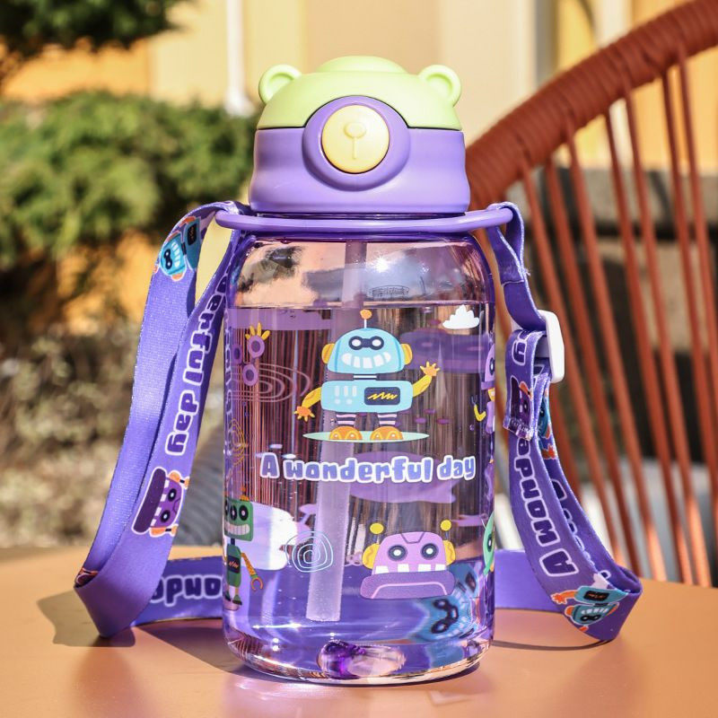 Bouteilles d'eau en plastique pour enfants de 650 ml sont dotées d'une paille intégrée et de motifs d'animaux cartoon. 650ml