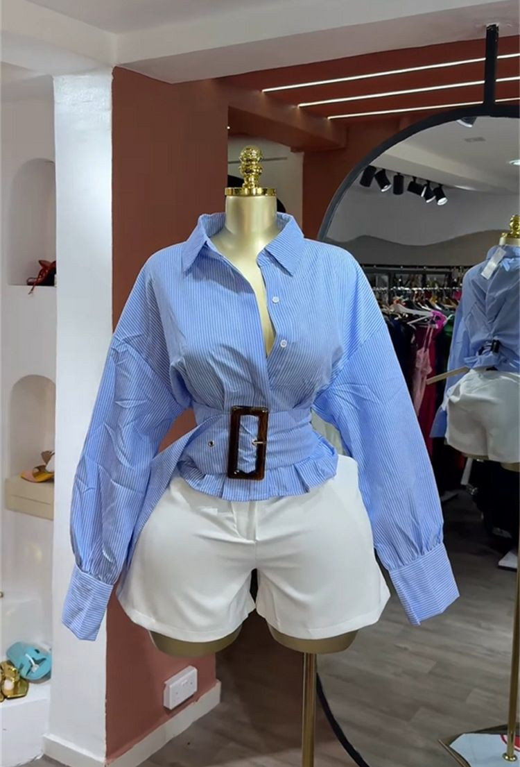 Chemisier élégant court à rayures bleu et blanc avec une ceinture à boucle effet écaille de tortue.