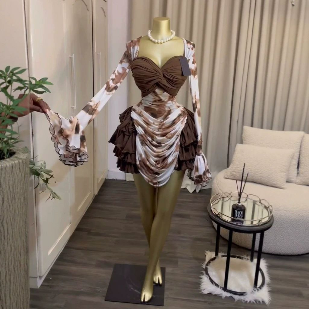 Magnifique robe courte à volants présente un bustier marron croisé sur le devant et de longues manches évasées à imprimé effet nuageux robe plissée élégante à volants et manches cloche