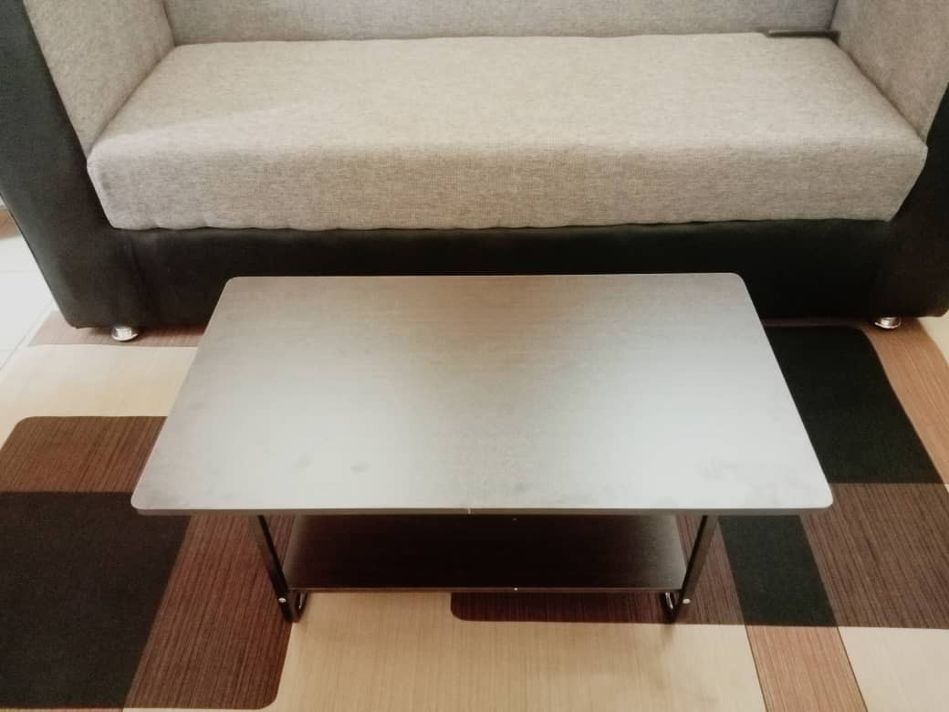 Table basse moderne de salon toute neuve en carton (couleur disponible: Noire, blanche et bois brun)