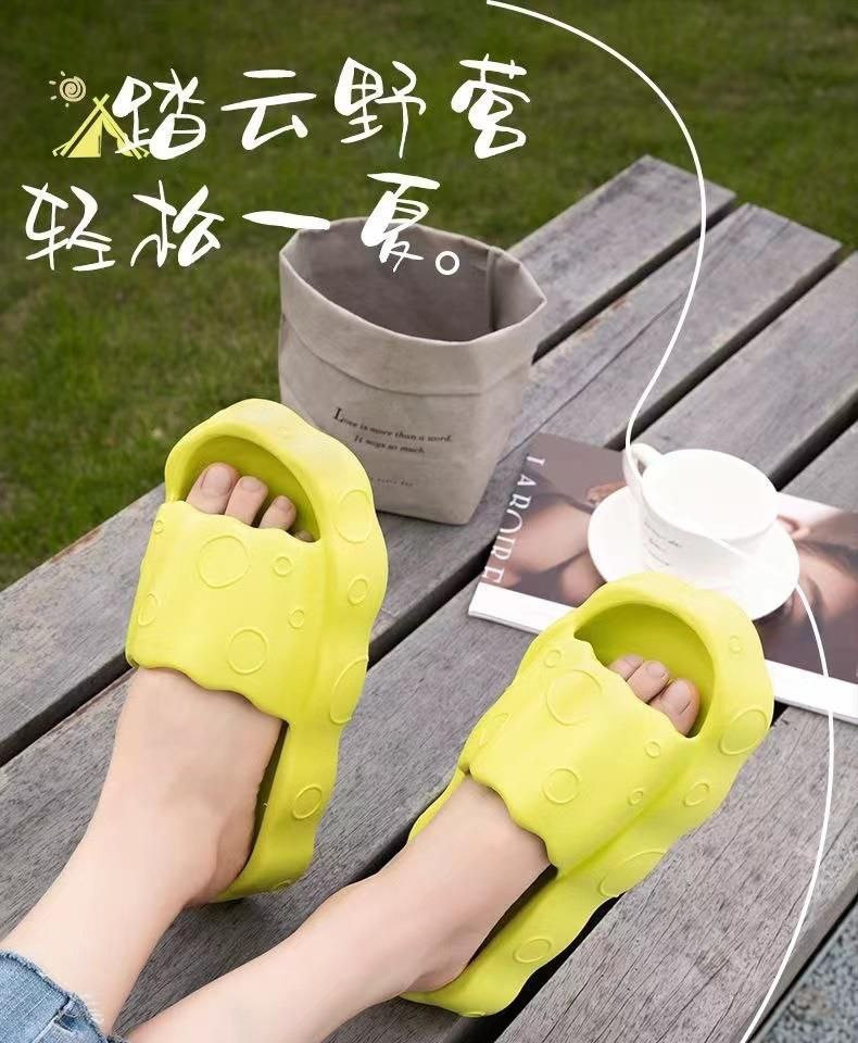 Pantoufles à semelles souples ultra-épaisses de célébrités d'Internet avec des vagues à pois pour un usage extérieur à la maison et à l'intérieur, chaussures pour femmes haut de gamme tendance