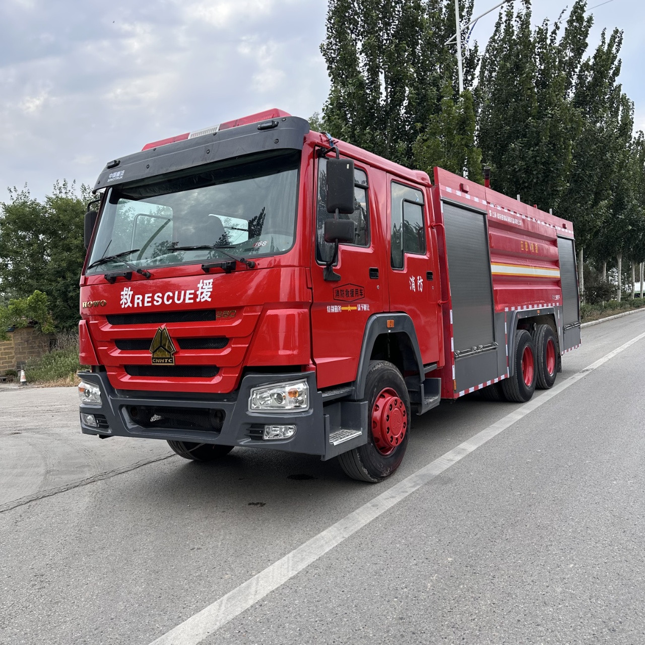 Camion-citerne de pompiers Howo 8 roues, presque neuf et haut de gamme - voiture d'occasion
