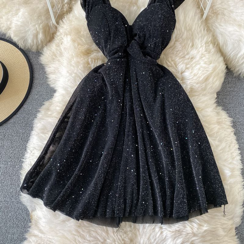 Petite robe noire d'été de style Hepburn rétro français taille sexy paillettes amincissantes coupe basse col en V robe trapèze manches courtes