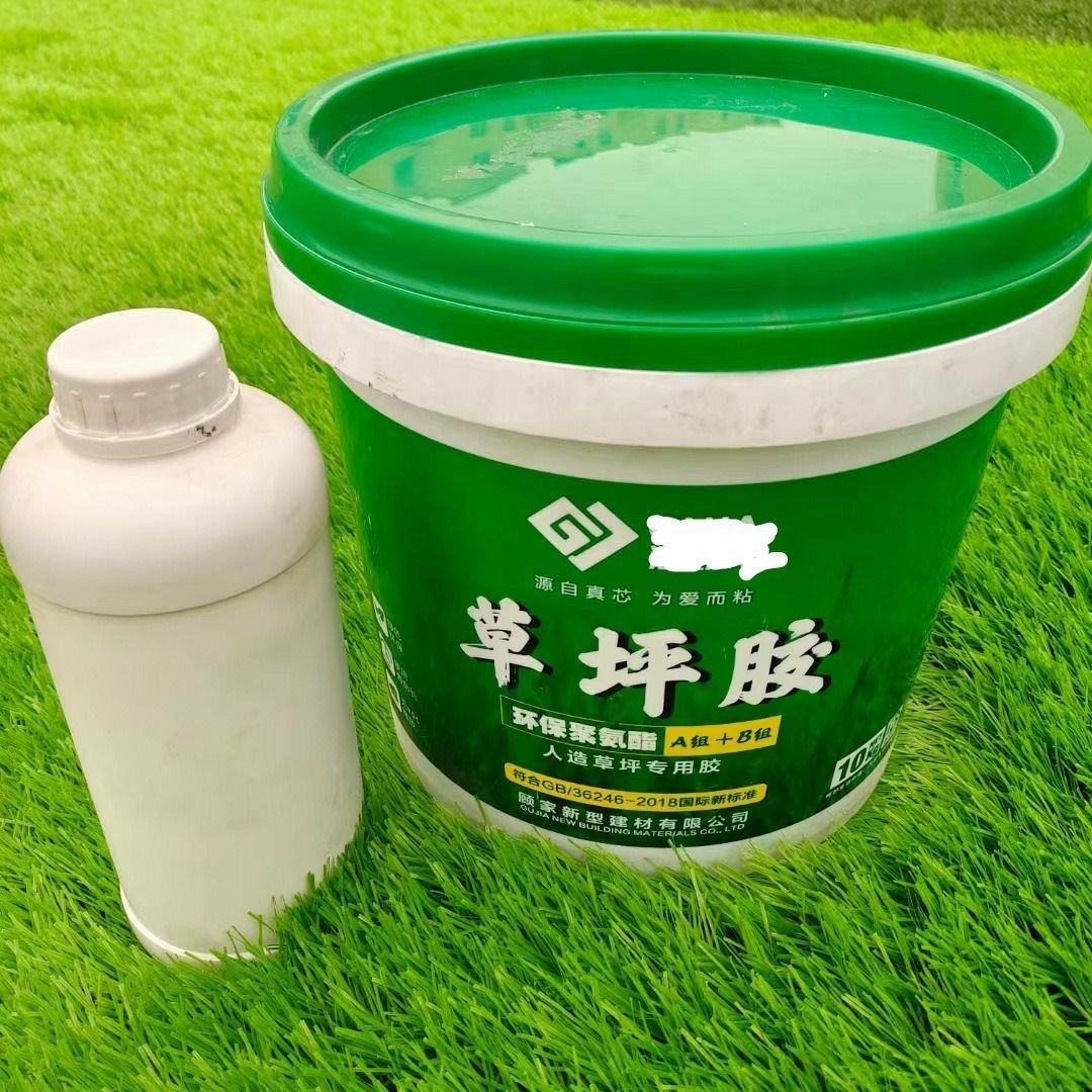 Guja Grass Adhesive, une colle polyuréthane verte conçue pour l'installation de gazon artificiel (faux gazon).