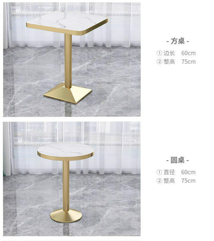 Table ronde et carree moderne de style bistrot ou d'appoint, dotée d'un plateau effet marbre blanc et d'un pied central tubulaire avec une base évasée de couleur dorée.