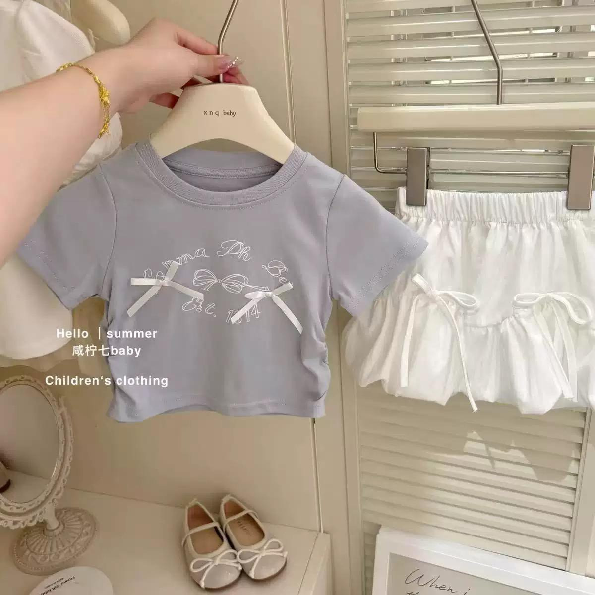 Ensemble complet stylé pour tout petites filles – T-shirt et jupe pour enfant tendance et décontracté