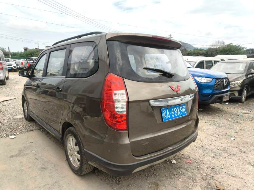 Wuling Hongguang S (modèle 2014), finition Luxury, moteur 1,5 L, 7 à 8 places, boîte automatique -   Idéal pour une utilisation familiale et le transport de marchandises